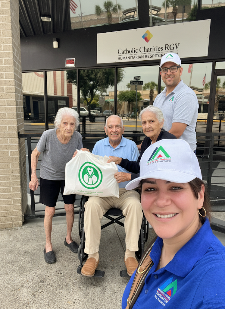 Entrega de alimentos a un grupo de ancianos