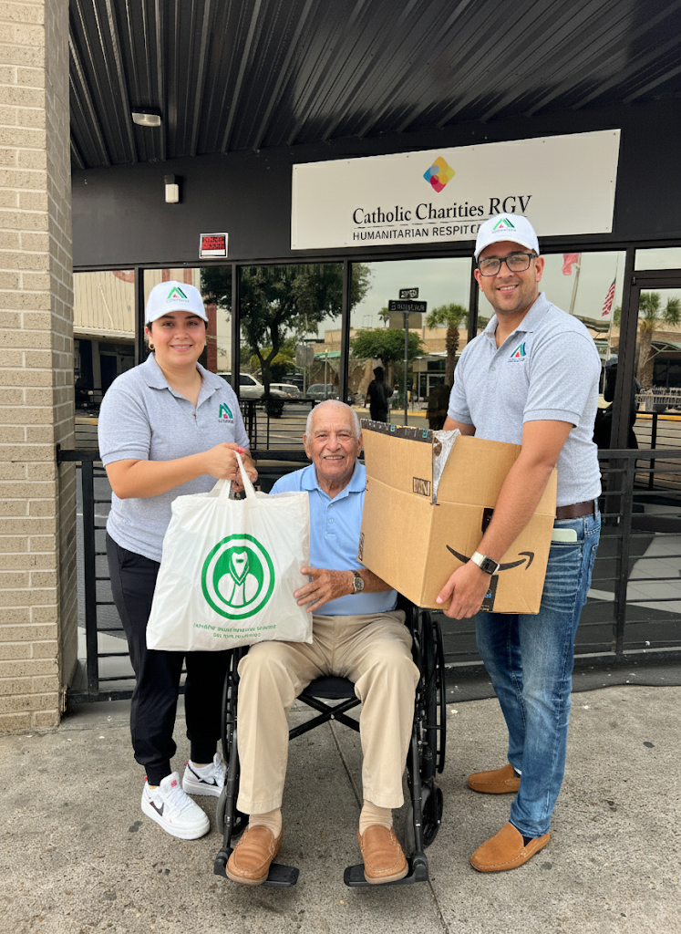 Entregando alimentos a persona con discapacidad