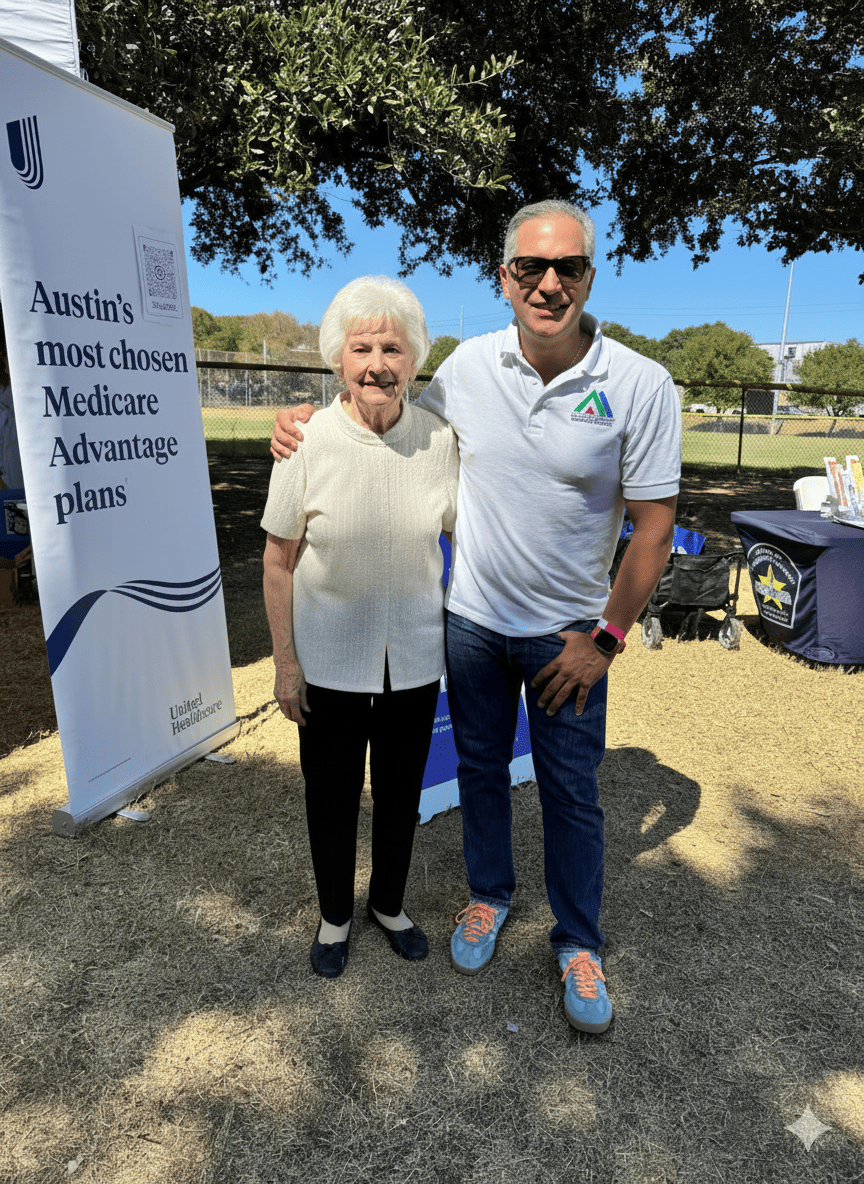 Voluntaria conversando con una persona anciana