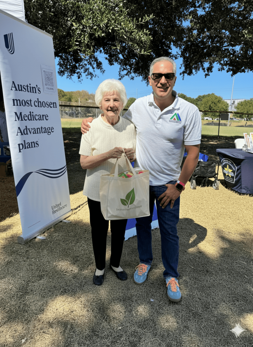 Voluntaria entregando bolsa de comida a anciana