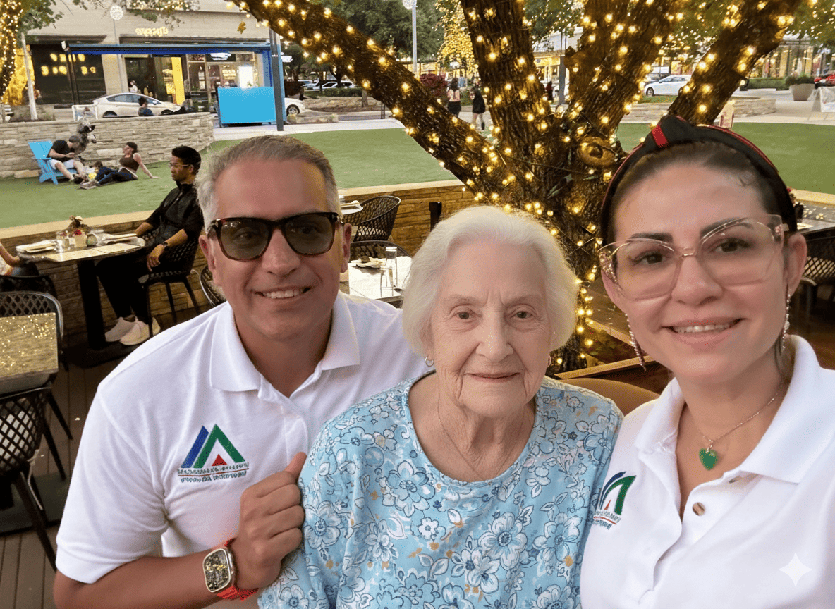 Voluntaria junto a una anciana